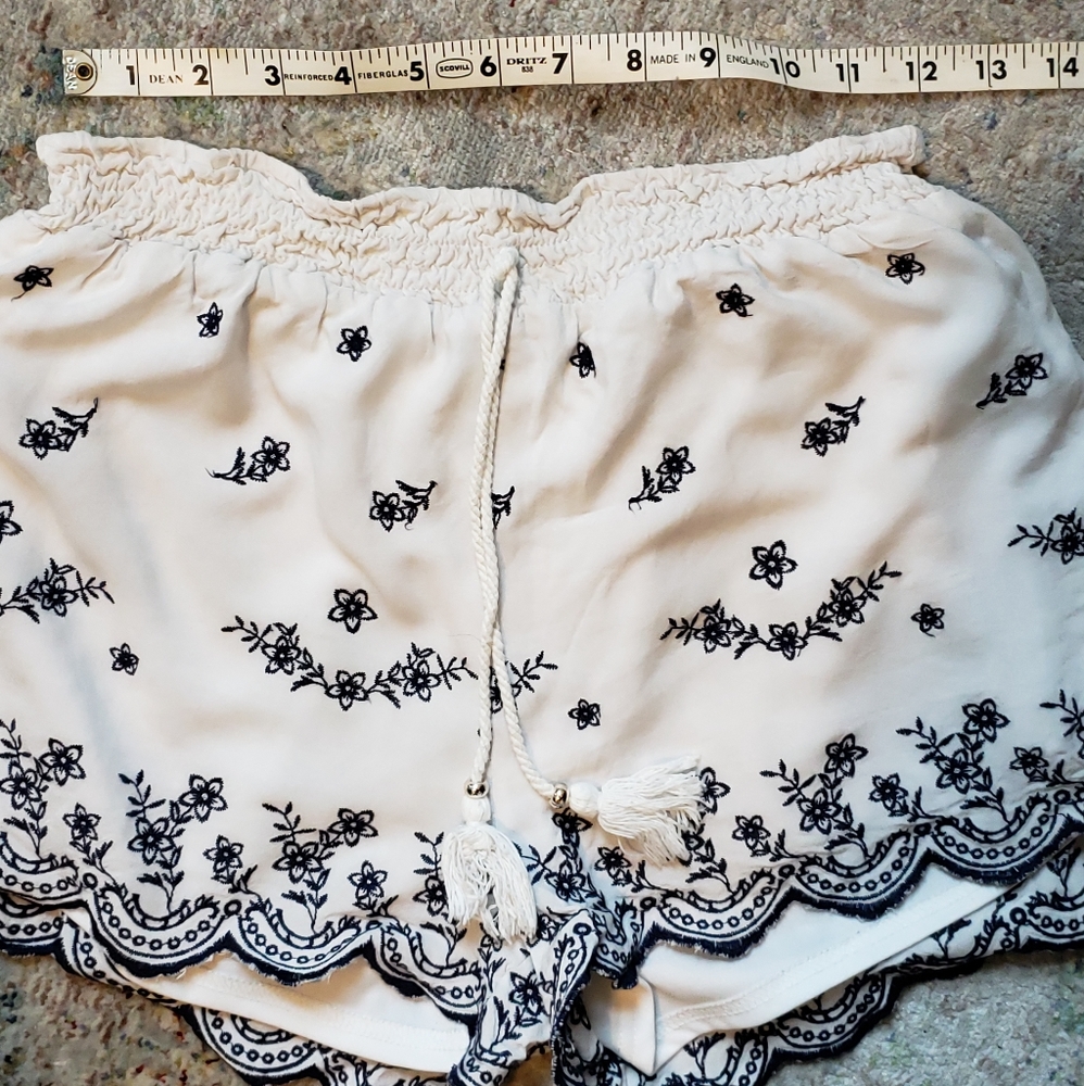 Embroidered Shorts - Picture 2 of 6